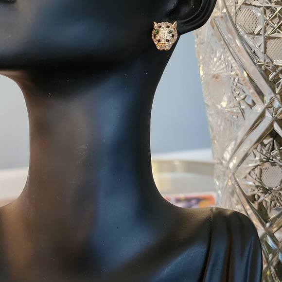 PANTHER GOLD HEAD CRystal STUD EARRINGS - Picture 4 of 6